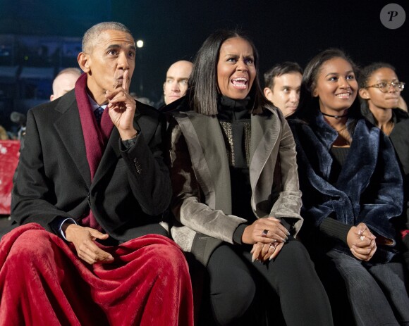 Le président des États-Unis Barack Obama, Michelle Obama, leur fille Sasha Obama, Eva Longoria et Chance The Rapper assistent à la cérémonie d'illumination du sapin de Noël de la Maison Blanche. Washington, le 1er décembre 2016.