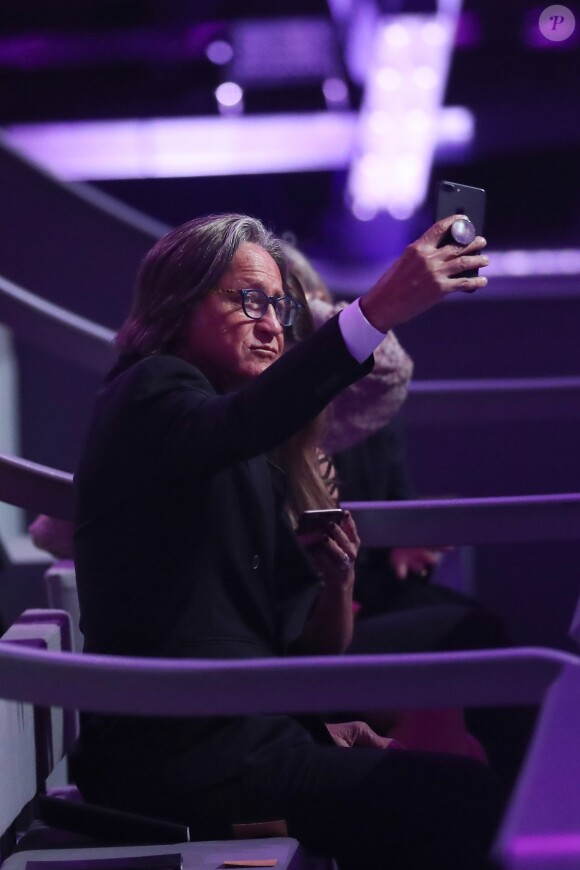 Mohamed Hadid et sa fiancée Shiva Safai au Victoria's Secret 2016 au Grand Palais à Paris, France, le 30 novembre 2016.
