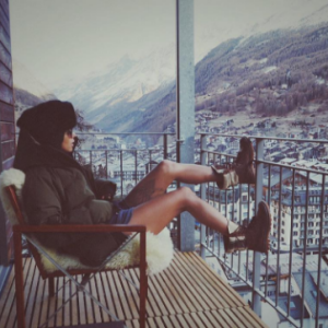 Shy'm en vacances au ski début décembre 2016, à Zermatt chez nos voisins suisses.