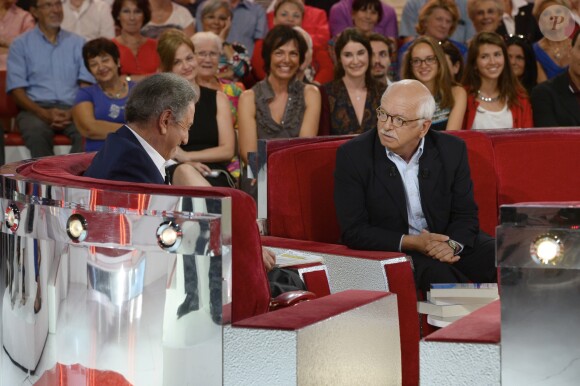 Michel Drucker et Erik Orsenna - Enregistrement de l'emision "Vivement Dimanche" pour une diffusion le 1 septembre 2013.