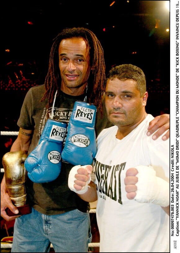 YANNICK NOAH AU JUBILE DE MOMO DRIDI QUADRUPLE CHAMPION DU MONDE DE KICK BOXING INVAINCU DEPUIS 1992 - SALLE WAGRAM A PARIS 26/04/2004
