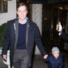 Le mari d'Ivanka Trump, Jared Kushner et ses enfants Joseph Frederick Kushner et Theodore James Kushner sortent d'un immeuble à New York, le 29 novembre 2016.