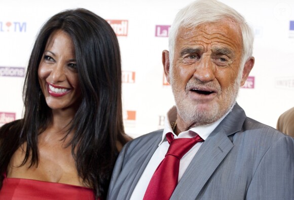 Jean Paul Belmondo, accompagne de Barbara Gandolfi sa compagne, s'est vu remettre mardi soir au Palais des Beaux Arts à Bruxelles la médaille de l'Ordre de Léopold pour l'ensemble de sa carrière, par Didier Reynders, ministre des Affaires Etrangères et Fadila Laanan, ministre de la Culture et de l'Audiovisuel de la Fédération Wallonie. Bruxelles le 20 Juin 2012.
