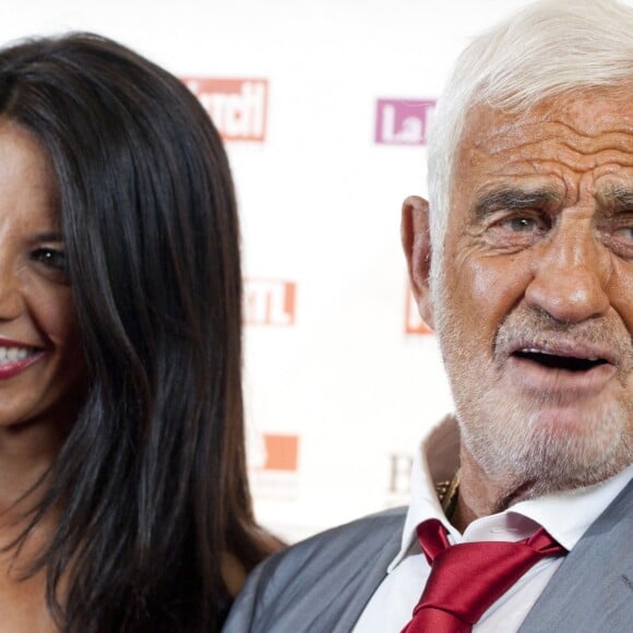 Jean Paul Belmondo, accompagne de Barbara Gandolfi sa compagne, s'est vu remettre mardi soir au Palais des Beaux Arts à Bruxelles la médaille de l'Ordre de Léopold pour l'ensemble de sa carrière, par Didier Reynders, ministre des Affaires Etrangères et Fadila Laanan, ministre de la Culture et de l'Audiovisuel de la Fédération Wallonie. Bruxelles le 20 Juin 2012.