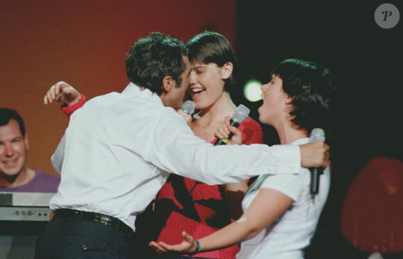 Julien Clerc avec ses Angèle et Jeanne Herry à Paris, le 3 octobre 1997.