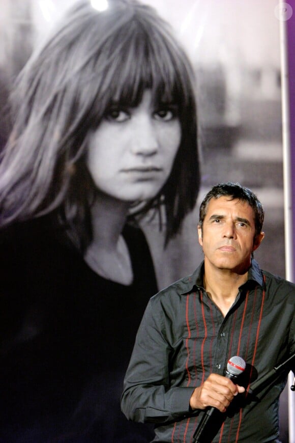 Julien dans Vivement Dimanche devant un portrait de Miou-Miou, en 2004.