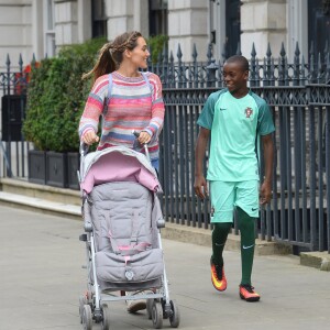 La femme de Guy Ritchie Jacqui Ainsley et son beau-fils David Banda Ciccone Ritchie se promènent dans la rue à Londres, le 22 juin 2016.