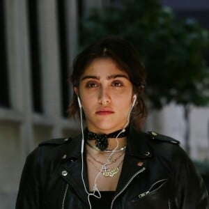 Lourdes Leon (la fille de Madonna) se balade en buvant un jus de fruit dans les rues de New York, le 2 juin 2016.