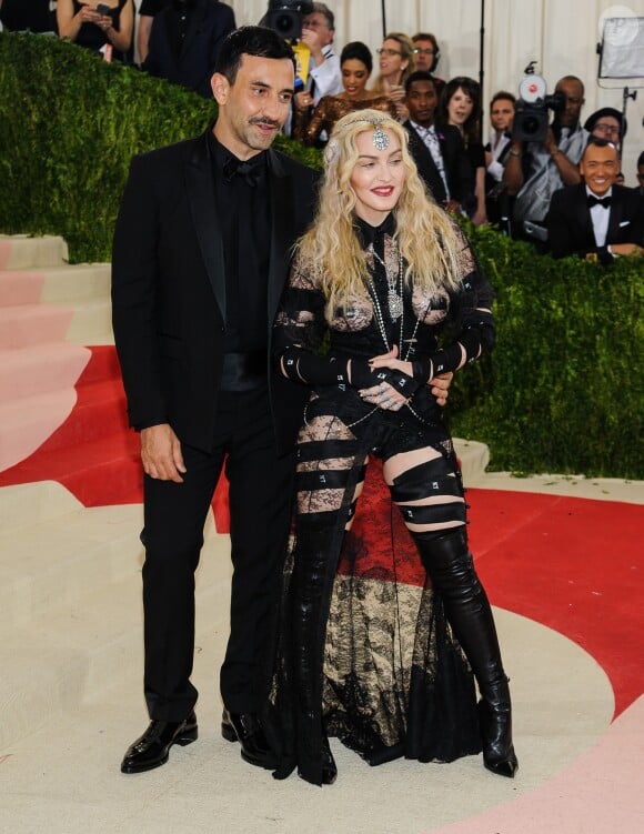 Riccardo Tisci et la chanteuse Madonna à la Soirée Costume Institute Benefit Gala 2016 (Met Ball) sur le thème de "Manus x Machina" au Metropolitan Museum of Art à New York, le 2 mai 2016. © Christopher Smith/AdMedia via ZUMA Wire/Bestimage