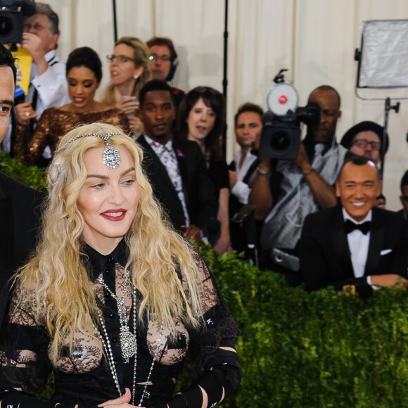 Riccardo Tisci et la chanteuse Madonna à la Soirée Costume Institute Benefit Gala 2016 (Met Ball) sur le thème de "Manus x Machina" au Metropolitan Museum of Art à New York, le 2 mai 2016. © Christopher Smith/AdMedia via ZUMA Wire/Bestimage