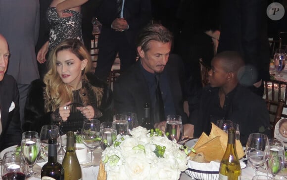 Madonna avec son fils David et Sean Penn au gala annuel de la fondation "Help Haiti Home" de l'acteur Sean Penn à Los Angeles le 9 janvier 2016.
