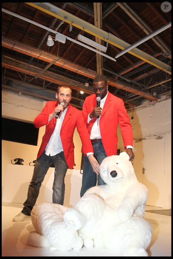 Omar et Fred lors de la vente aux enchères des Doudous enchantés à Paris en 2010