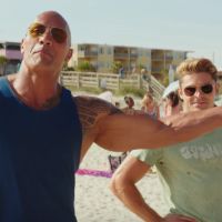 Alerte à Malibu, bande-annonce : Dwayne Johnson, Zac Efron sexy, des bombes...