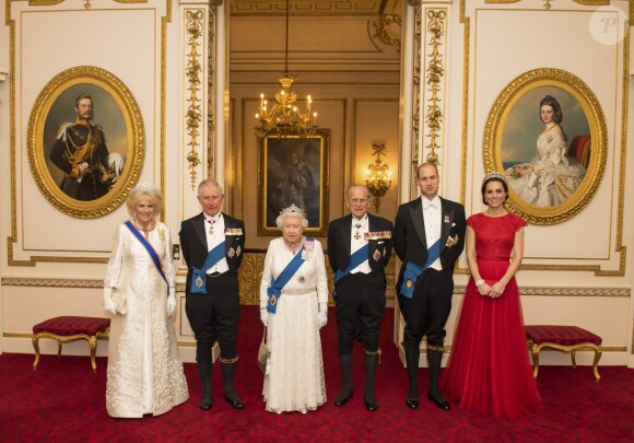 Camilla Parker Bowles, duchesse de Cornouailles, le prince Charles, la reine Elisabeth II d'Angleterre, le prince Philip, duc d'Edimbourg, le prince William, duc de Cambridge, et Kate Middleton, duchesse de Cambridge (porte le diadème qui a appartenu à la princesse Diana) - La famille royale d'Angleterre lors de la réception annuelle pour les membres du corps diplomatique au palais de Buckingham à Londres. Le 8 décembre 2016