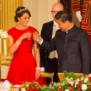 Kate Middleton, duchesse de Cambridge, somptueuse dans une robe rouge Jenny Packham, était assise à la droite du président chinois Xi Jinping lors du dîner officiel donné par Elizabeth II à Buckingham Palace le 20 octobre 2015 en l'honneur de sa visite d'Etat.