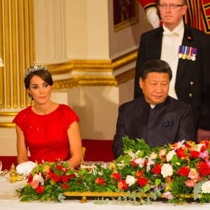 Kate Middleton, duchesse de Cambridge, somptueuse dans une robe rouge Jenny Packham, était assise à la droite du président chinois Xi Jinping lors du dîner officiel donné par Elizabeth II à Buckingham Palace le 20 octobre 2015 en l'honneur de sa visite d'Etat.