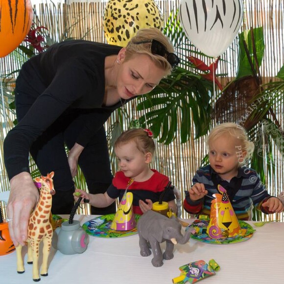 Mercredi 7 décembre, le prince Albert II et la princesse Charlene ont célébré le deuxième anniversaire du prince héréditaire Jacques et de la princesse Gabriella sur le thème d'un safari dans la jungle.