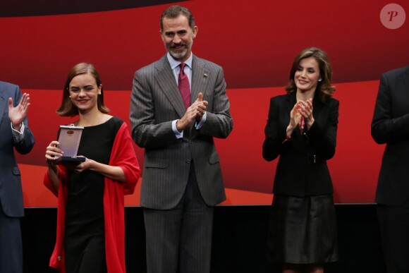 Le roi Felipe VI et la reine Letizia d'Espagne présidaient à la remise des médailles d'or du mérite des beaux-arts lors d'une cérémonie à Saint-Sébastien, le 5 décembre 2016.
