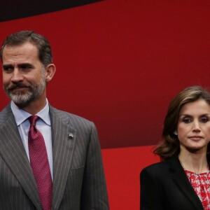 Le roi Felipe VI et la reine Letizia d'Espagne présidaient à la remise des médailles d'or du mérite des beaux-arts lors d'une cérémonie à Saint-Sébastien, le 5 décembre 2016.