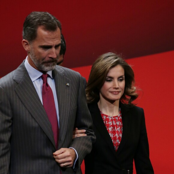 Le roi Felipe VI et la reine Letizia d'Espagne présidaient à la remise des médailles d'or du mérite des beaux-arts lors d'une cérémonie à Saint-Sébastien, le 5 décembre 2016.