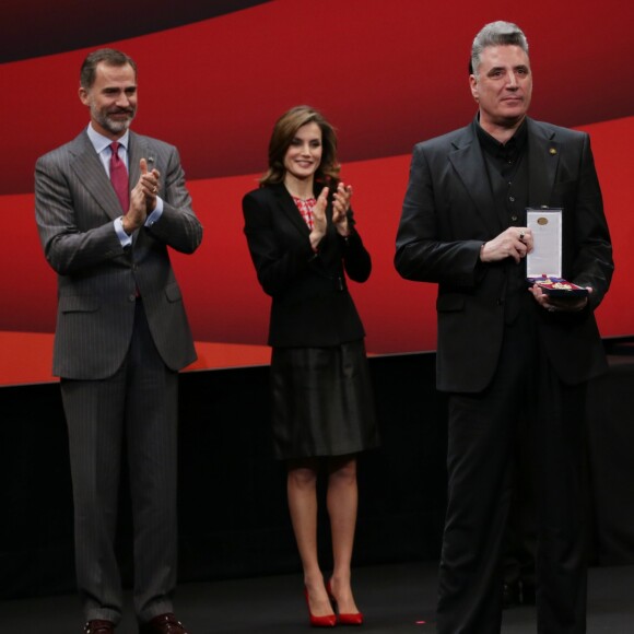 Le roi Felipe VI et la reine Letizia d'Espagne présidaient à la remise des médailles d'or du mérite des beaux-arts lors d'une cérémonie à Saint-Sébastien, le 5 décembre 2016.