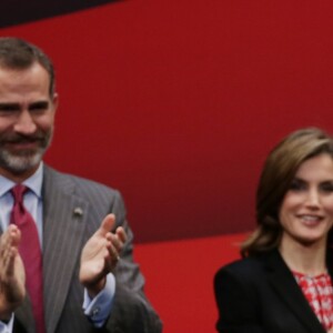 Le roi Felipe VI et la reine Letizia d'Espagne présidaient à la remise des médailles d'or du mérite des beaux-arts lors d'une cérémonie à Saint-Sébastien, le 5 décembre 2016.