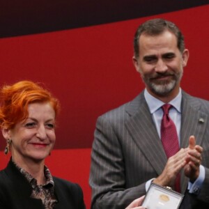 Le roi Felipe VI et la reine Letizia d'Espagne présidaient ensemble à la remise des médailles d'or du mérite des beaux-arts lors d'une cérémonie à Saint-Sébastien, le 5 décembre 2016.