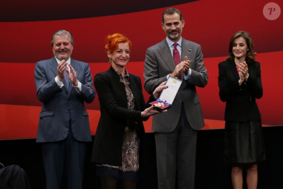 Le roi Felipe VI et la reine Letizia d'Espagne présidaient ensemble à la remise des médailles d'or du mérite des beaux-arts lors d'une cérémonie à Saint-Sébastien, le 5 décembre 2016.
