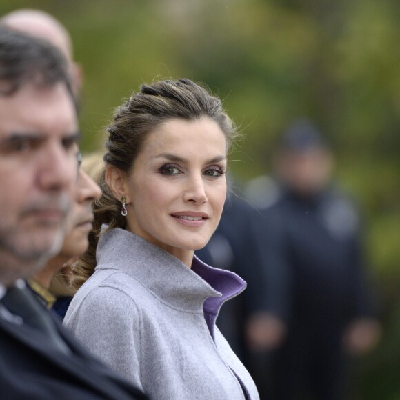 Le roi Felipe VI et la reine Letizia d'Espagne visitent l'ambassade d'Espagne au Portugal à Lisbonne lors de leur visite d'Etat au Portugal le 30 novembre 2016.