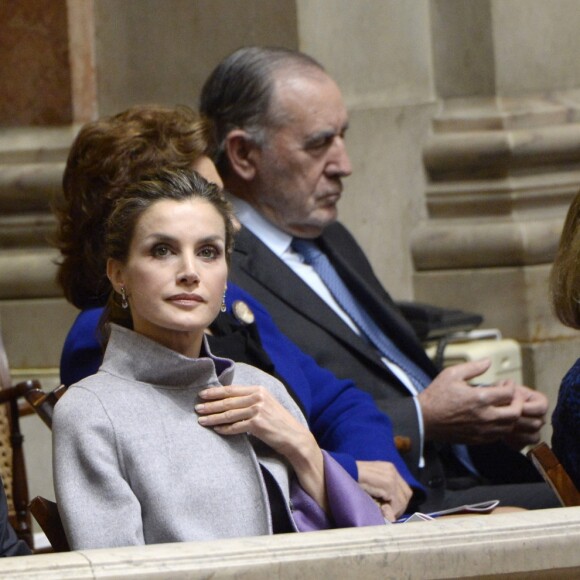 Le roi Felipe VI et la reine Letizia d'Espagne visitent l'ambassade d'Espagne au Portugal à Lisbonne lors de leur visite d'Etat au Portugal le 30 novembre 2016.