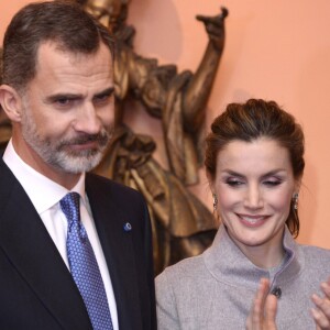 Le roi Felipe VI et la reine Letizia d'Espagne visitent l'ambassade d'Espagne au Portugal à Lisbonne lors de leur visite d'Etat au Portugal le 30 novembre 2016.