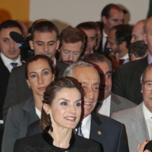 Le roi Felipe VI et la reine Letizia visitent la fondation Champalimaud à Lisbonne le 30 novembre 2016.