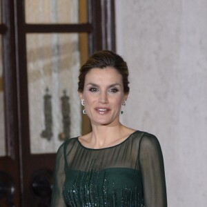 La reine Letizia d'Espagne dans une robe de cocktail Felipe Varela lors du dîner de gala au Palacio das Necessidades à Lisbonne au 2e jour de sa visite d'Etat avec le roi Felipe VI au Portugal, le 29 novembre 2016.