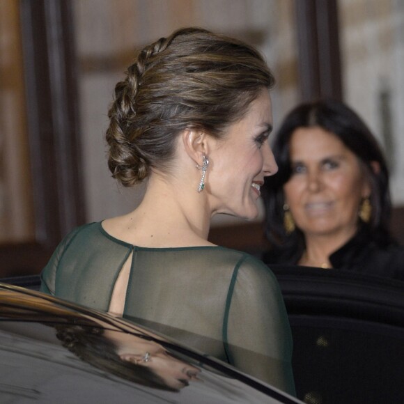 La reine Letizia d'Espagne dans une robe de cocktail Felipe Varela lors du dîner de gala au Palacio das Necessidades à Lisbonne au 2e jour de sa visite d'Etat avec le roi Felipe VI au Portugal, le 29 novembre 2016.