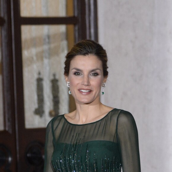 La reine Letizia d'Espagne dans une robe de cocktail Felipe Varela lors du dîner de gala au Palacio das Necessidades à Lisbonne au 2e jour de sa visite d'Etat avec le roi Felipe VI au Portugal, le 29 novembre 2016.