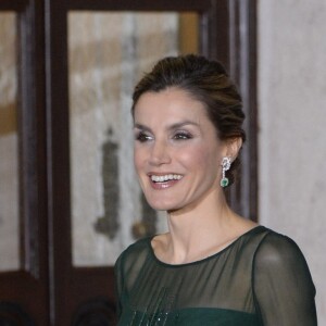 La reine Letizia d'Espagne dans une robe de cocktail Felipe Varela lors du dîner de gala au Palacio das Necessidades à Lisbonne au 2e jour de sa visite d'Etat avec le roi Felipe VI au Portugal, le 29 novembre 2016.