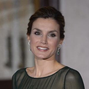 La reine Letizia d'Espagne dans une robe de cocktail Felipe Varela lors du dîner de gala au Palacio das Necessidades à Lisbonne au 2e jour de sa visite d'Etat avec le roi Felipe VI au Portugal, le 29 novembre 2016.