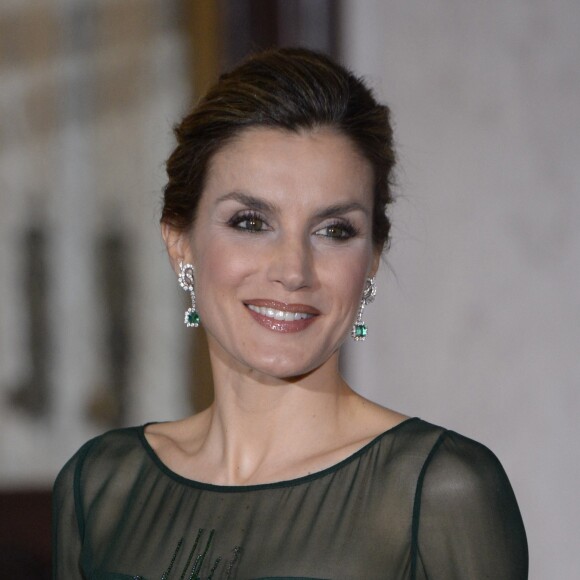 La reine Letizia d'Espagne dans une robe de cocktail Felipe Varela lors du dîner de gala au Palacio das Necessidades à Lisbonne au 2e jour de sa visite d'Etat avec le roi Felipe VI au Portugal, le 29 novembre 2016.