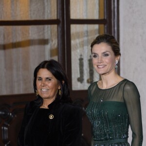 La reine Letizia d'Espagne dans une robe de cocktail Felipe Varela lors du dîner de gala au Palacio das Necessidades à Lisbonne au 2e jour de sa visite d'Etat avec le roi Felipe VI au Portugal, le 29 novembre 2016.