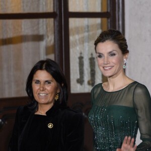 La reine Letizia d'Espagne dans une robe de cocktail Felipe Varela lors du dîner de gala au Palacio das Necessidades à Lisbonne au 2e jour de sa visite d'Etat avec le roi Felipe VI au Portugal, le 29 novembre 2016.