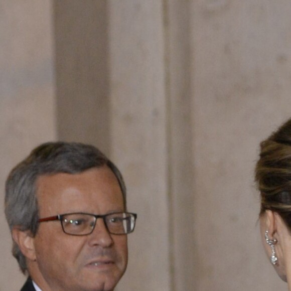 La reine Letizia d'Espagne dans une robe de cocktail Felipe Varela lors du dîner de gala au Palacio das Necessidades à Lisbonne au 2e jour de sa visite d'Etat avec le roi Felipe VI au Portugal, le 29 novembre 2016.