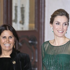 La reine Letizia d'Espagne dans une robe de cocktail Felipe Varela lors du dîner de gala au Palacio das Necessidades à Lisbonne au 2e jour de sa visite d'Etat avec le roi Felipe VI au Portugal, le 29 novembre 2016.