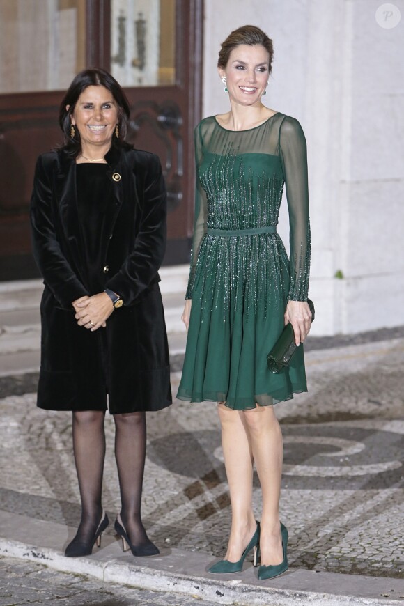 La reine Letizia d'Espagne dans une robe de cocktail Felipe Varela lors du dîner de gala au Palacio das Necessidades à Lisbonne au 2e jour de sa visite d'Etat avec le roi Felipe VI au Portugal, le 29 novembre 2016.