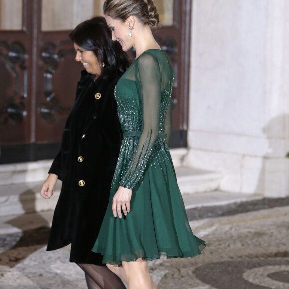 La reine Letizia d'Espagne dans une robe de cocktail Felipe Varela lors du dîner de gala au Palacio das Necessidades à Lisbonne au 2e jour de sa visite d'Etat avec le roi Felipe VI au Portugal, le 29 novembre 2016.