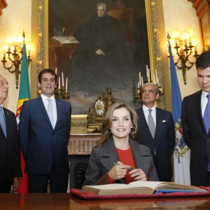 La reine Letizia et le roi Felipe VI d'Espagne visitaient le palais Bolsa à Porto, le 29 novembre 2016, lors de leur visite d'Etat au Portugal.