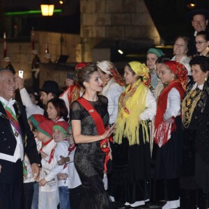 La reine Letizia (en robe Carolina Herrera) et le roi Felipe d'Espagne prenaient part le 28 novembre 2016 à un dîner officiel à Guimarães dans le cadre de leur visite d'Etat au Portugal.