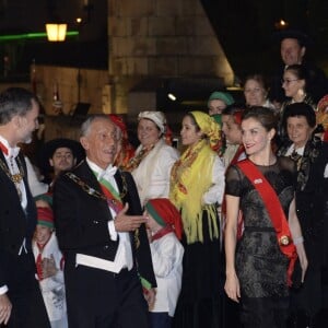 La reine Letizia (en robe Carolina Herrera) et le roi Felipe d'Espagne prenaient part le 28 novembre 2016 à un dîner officiel à Guimarães dans le cadre de leur visite d'Etat au Portugal.