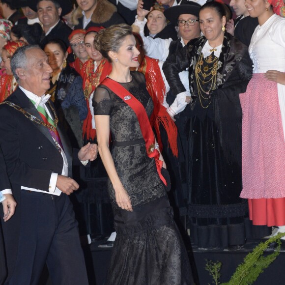 La reine Letizia (en robe Carolina Herrera) et le roi Felipe d'Espagne prenaient part le 28 novembre 2016 à un dîner officiel à Guimarães dans le cadre de leur visite d'Etat au Portugal.