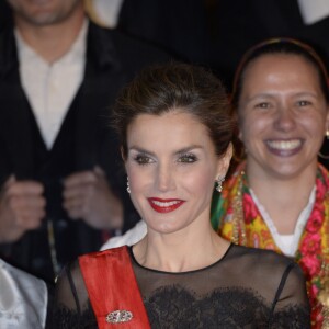 La reine Letizia (en robe Carolina Herrera) et le roi Felipe d'Espagne prenaient part le 28 novembre 2016 à un dîner officiel à Guimarães dans le cadre de leur visite d'Etat au Portugal.