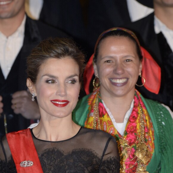 La reine Letizia (en robe Carolina Herrera) et le roi Felipe d'Espagne prenaient part le 28 novembre 2016 à un dîner officiel à Guimarães dans le cadre de leur visite d'Etat au Portugal.